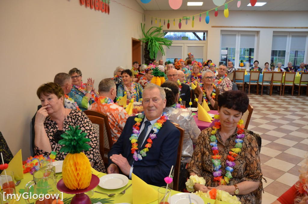 Bajeczny bal seniorów gminy Jerzmanowa w hawajskich klimatach