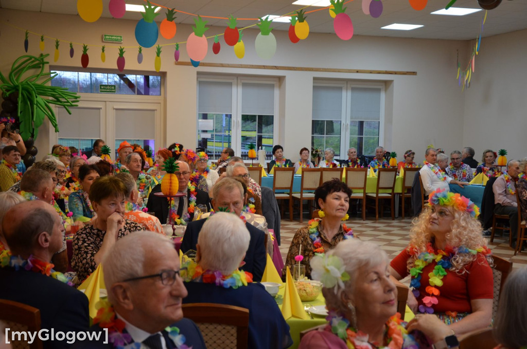 Bajeczny bal seniorów gminy Jerzmanowa w hawajskich klimatach