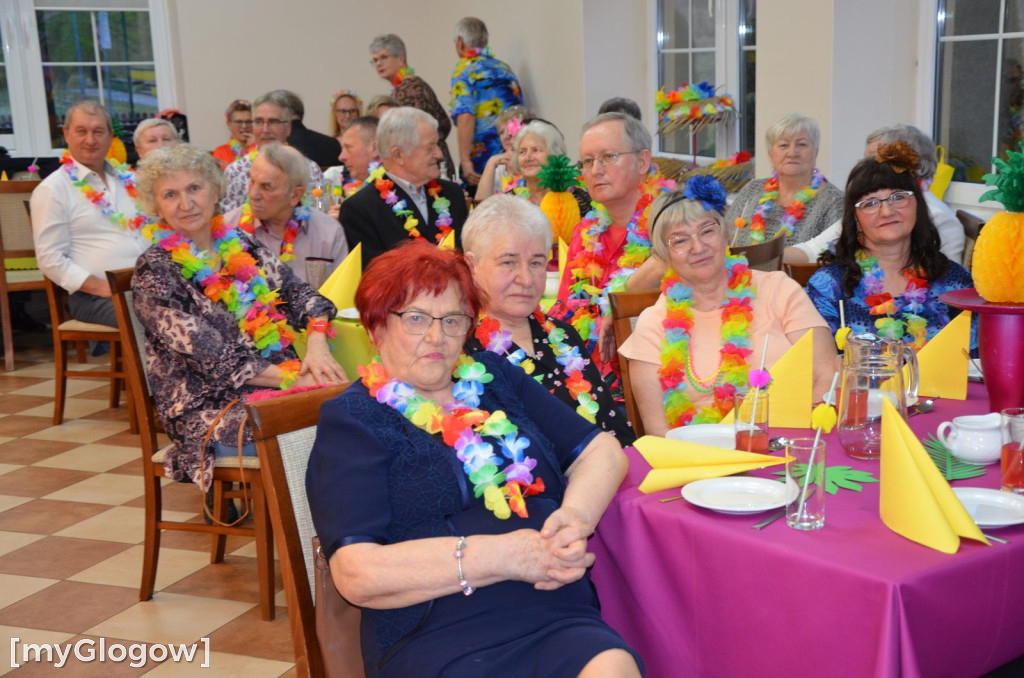 Bajeczny bal seniorów gminy Jerzmanowa w hawajskich klimatach