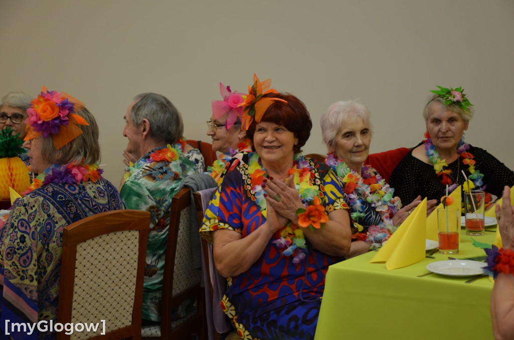 Bajeczny bal seniorów gminy Jerzmanowa w hawajskich klimatach