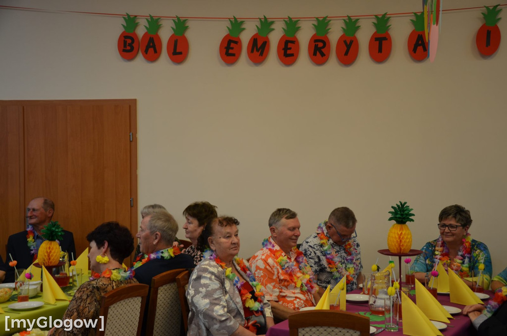 Bajeczny bal seniorów gminy Jerzmanowa w hawajskich klimatach