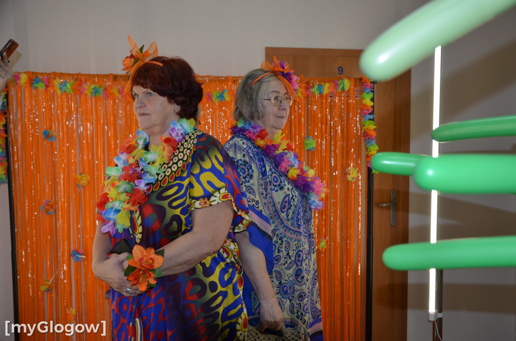 Bajeczny bal seniorów gminy Jerzmanowa w hawajskich klimatach