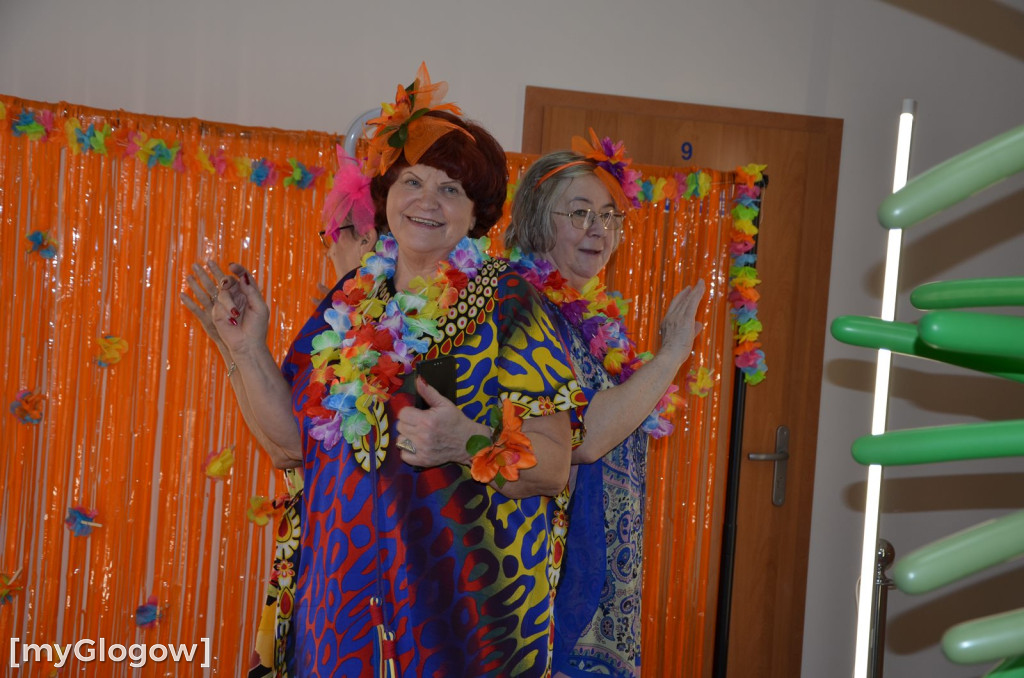 Bajeczny bal seniorów gminy Jerzmanowa w hawajskich klimatach