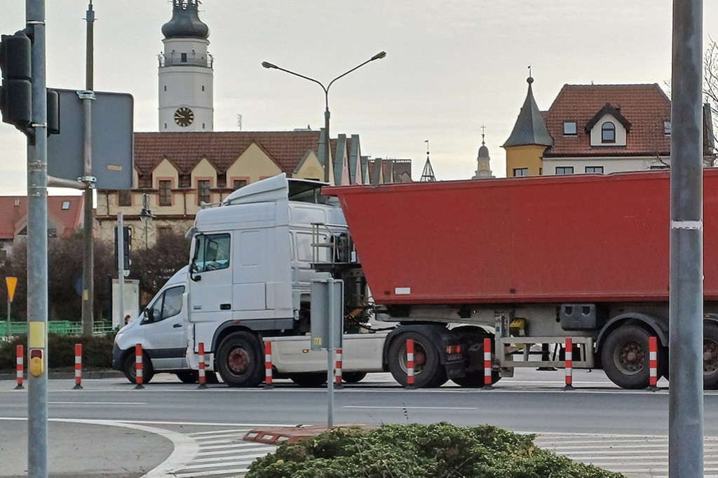 Krajówka i drogi w mieście zakorkowane. PBD łata dziury