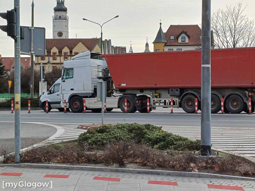 Krajówka i drogi w mieście zakorkowane. PBD łata dziury