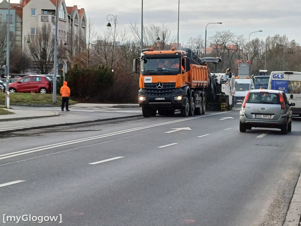 Krajówka i drogi w mieście zakorkowane. PBD łata dziury