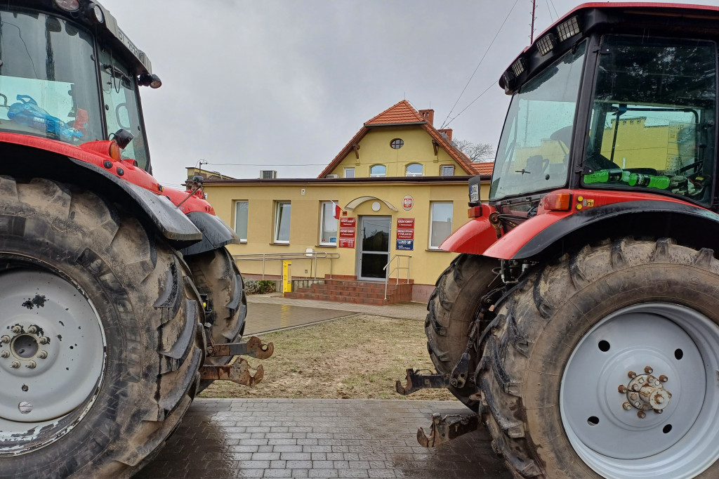 Protest rolników przed Urzędem Gminy w Radwanicach zakończył się kompromisem