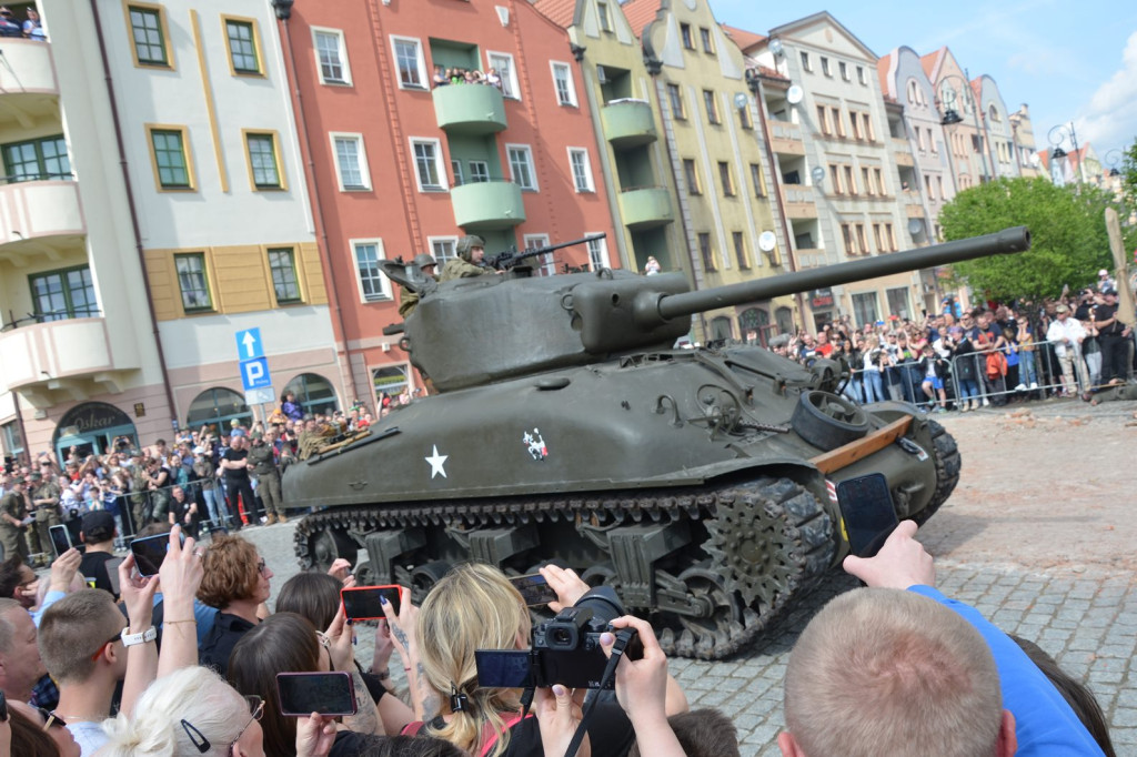 Huk wystrzałów, czarny dym i tłumy pod głogowskim ratuszem