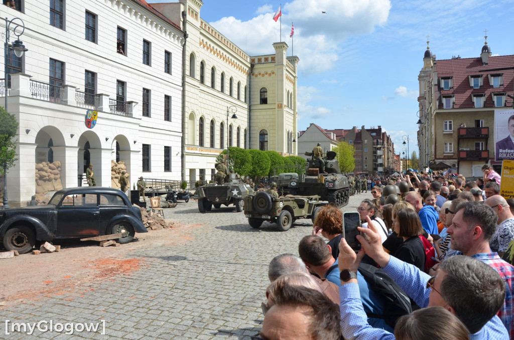 Huk wystrzałów, czarny dym i tłumy pod głogowskim ratuszem