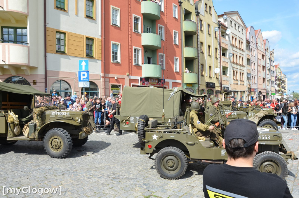 Huk wystrzałów, czarny dym i tłumy pod głogowskim ratuszem