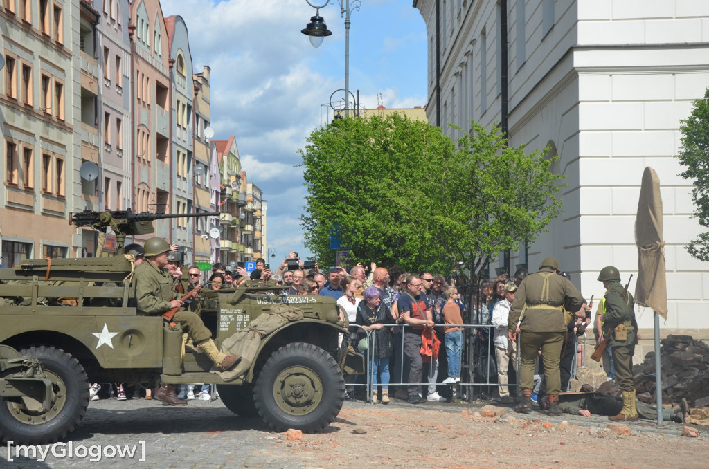 Huk wystrzałów, czarny dym i tłumy pod głogowskim ratuszem