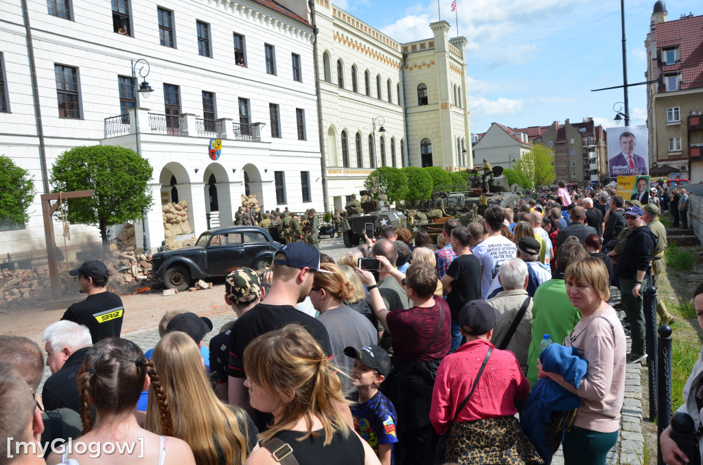 Huk wystrzałów, czarny dym i tłumy pod głogowskim ratuszem
