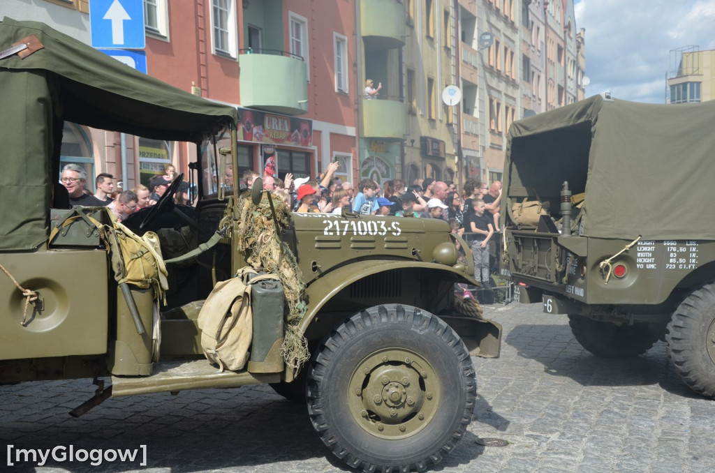 Huk wystrzałów, czarny dym i tłumy pod głogowskim ratuszem