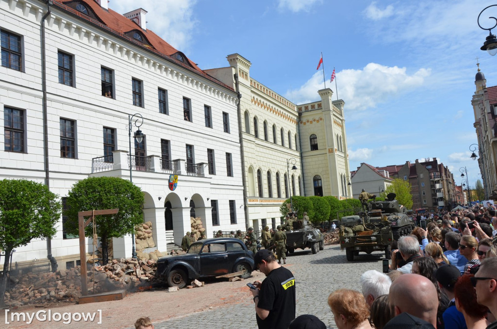 Huk wystrzałów, czarny dym i tłumy pod głogowskim ratuszem