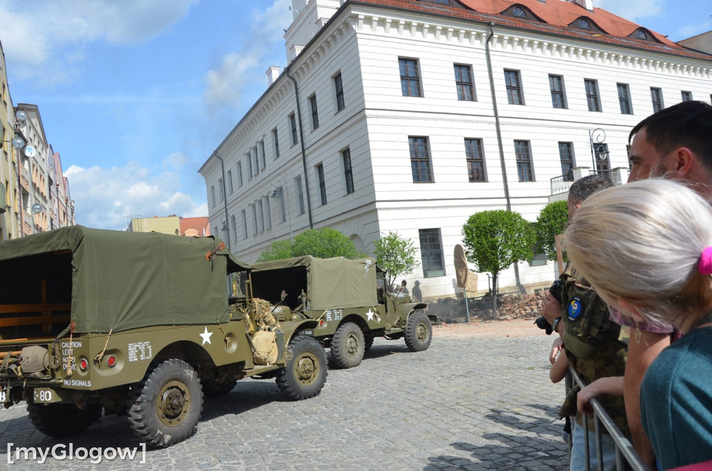 Huk wystrzałów, czarny dym i tłumy pod głogowskim ratuszem