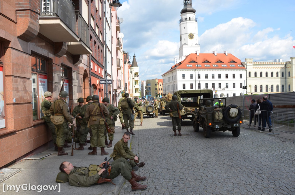 Huk wystrzałów, czarny dym i tłumy pod głogowskim ratuszem