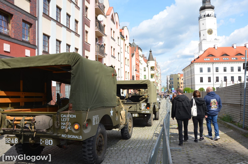 Huk wystrzałów, czarny dym i tłumy pod głogowskim ratuszem