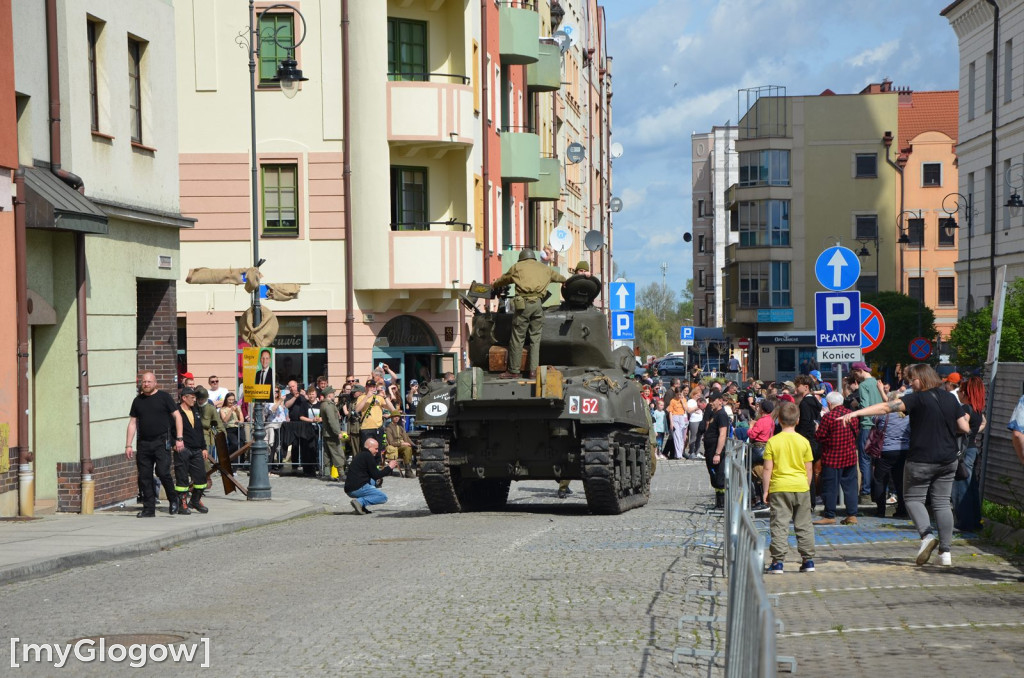 Huk wystrzałów, czarny dym i tłumy pod głogowskim ratuszem