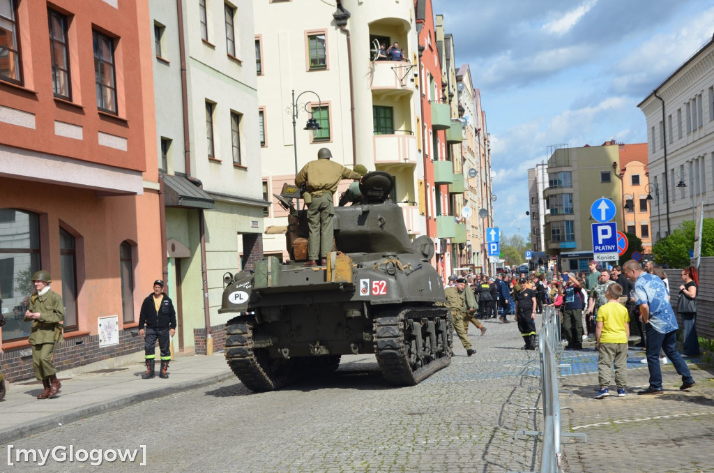 Huk wystrzałów, czarny dym i tłumy pod głogowskim ratuszem