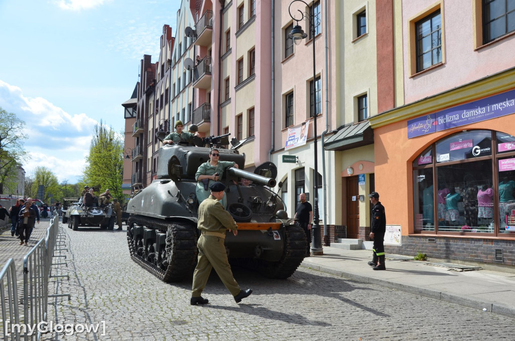 Huk wystrzałów, czarny dym i tłumy pod głogowskim ratuszem