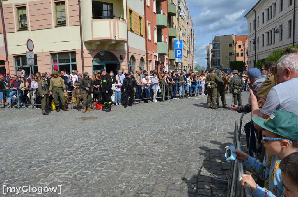 Huk wystrzałów, czarny dym i tłumy pod głogowskim ratuszem