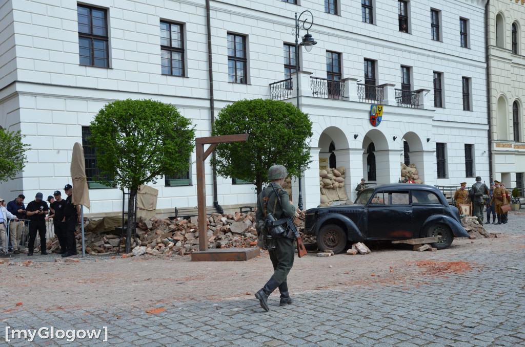Huk wystrzałów, czarny dym i tłumy pod głogowskim ratuszem
