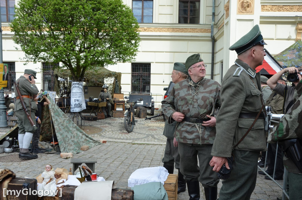 Huk wystrzałów, czarny dym i tłumy pod głogowskim ratuszem
