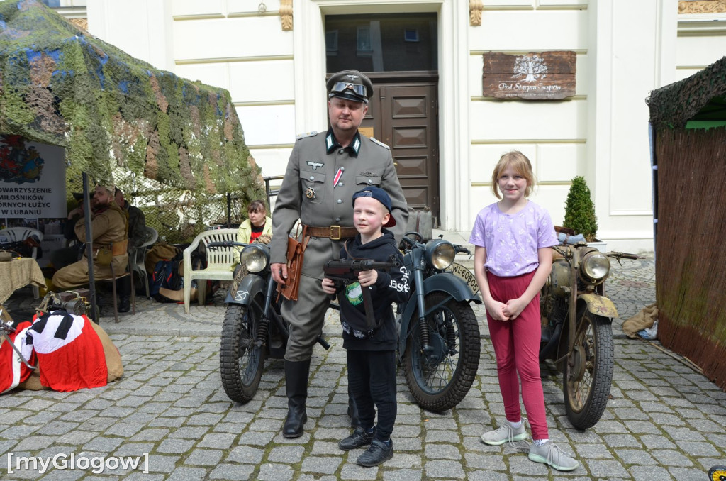 Huk wystrzałów, czarny dym i tłumy pod głogowskim ratuszem