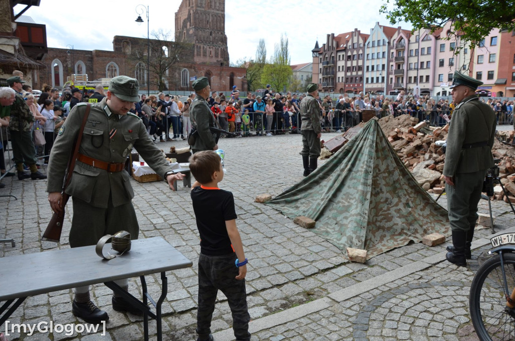 Huk wystrzałów, czarny dym i tłumy pod głogowskim ratuszem