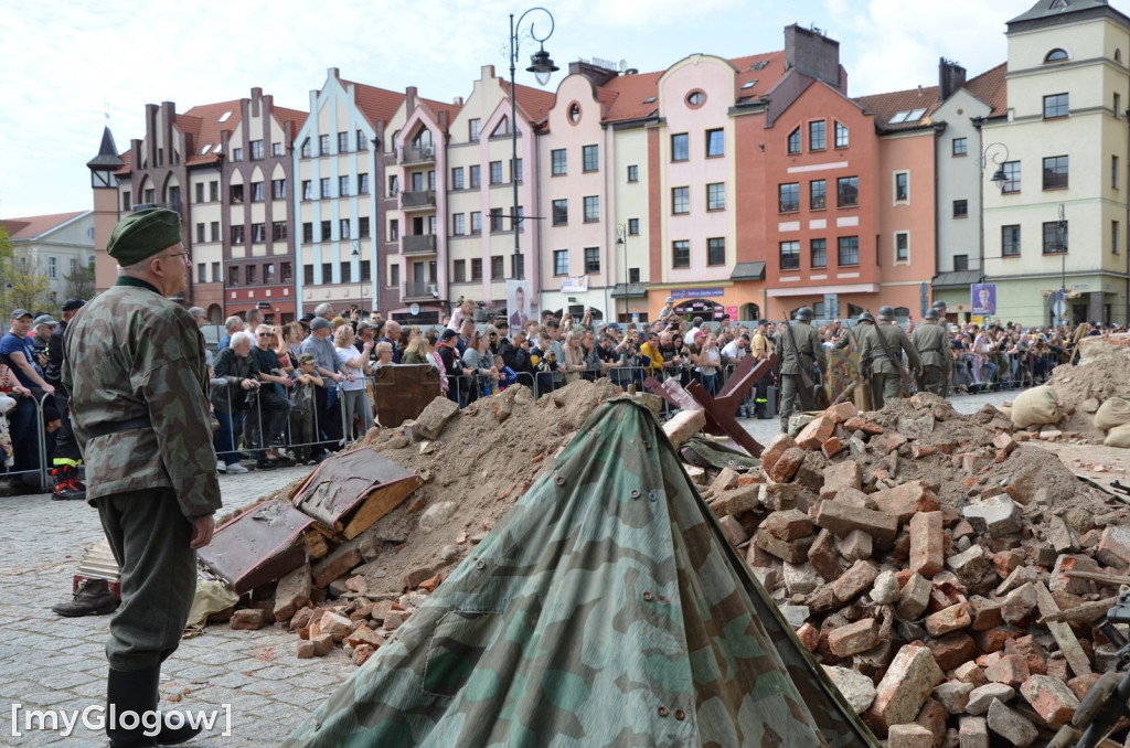 Huk wystrzałów, czarny dym i tłumy pod głogowskim ratuszem