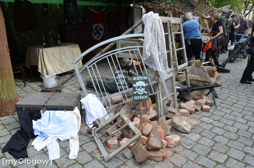Huk wystrzałów, czarny dym i tłumy pod głogowskim ratuszem