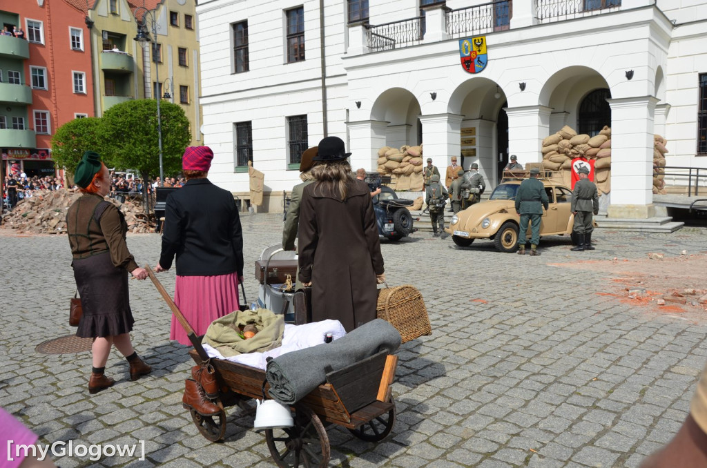 Huk wystrzałów, czarny dym i tłumy pod głogowskim ratuszem