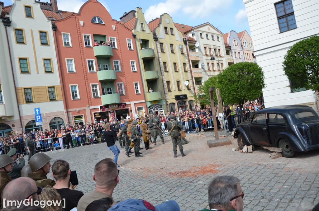 Huk wystrzałów, czarny dym i tłumy pod głogowskim ratuszem