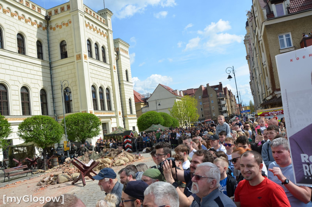 Huk wystrzałów, czarny dym i tłumy pod głogowskim ratuszem