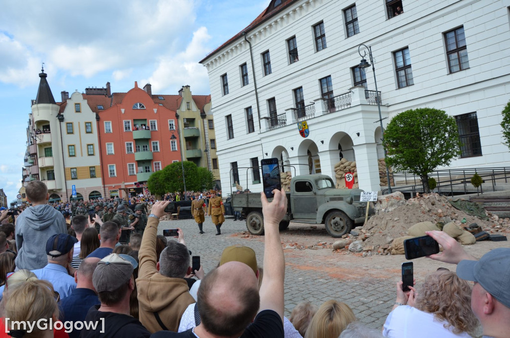 Huk wystrzałów, czarny dym i tłumy pod głogowskim ratuszem