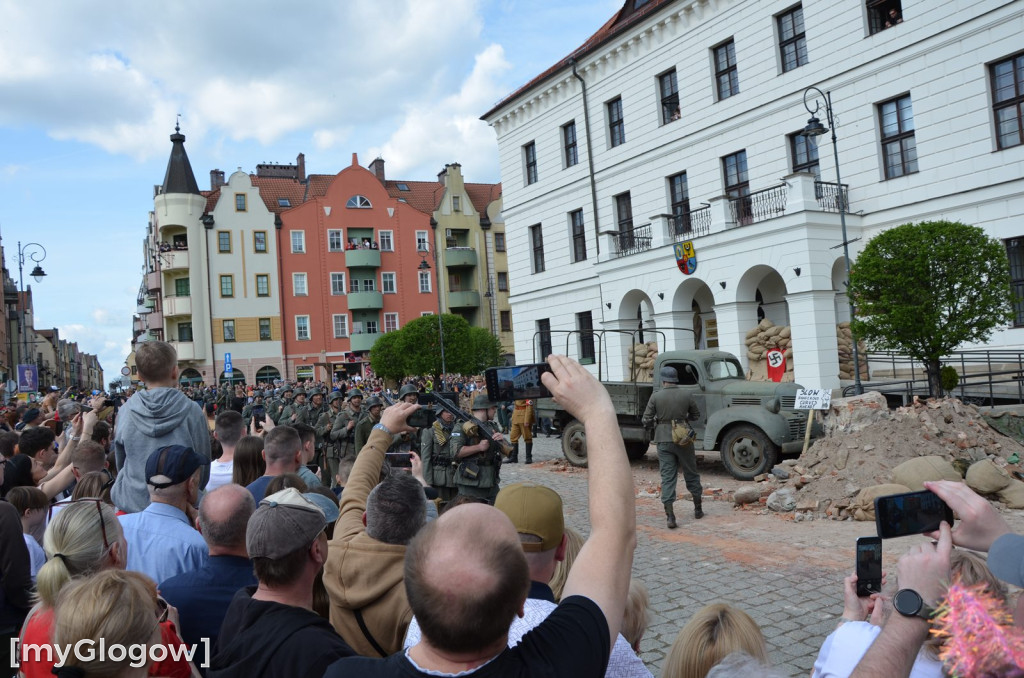 Huk wystrzałów, czarny dym i tłumy pod głogowskim ratuszem