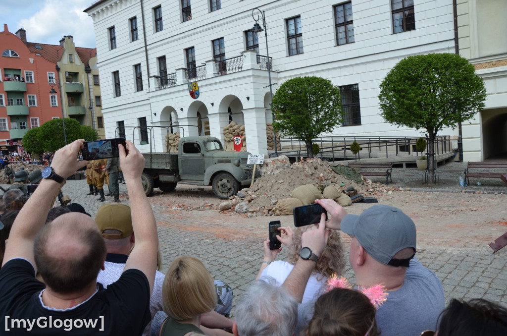 Huk wystrzałów, czarny dym i tłumy pod głogowskim ratuszem