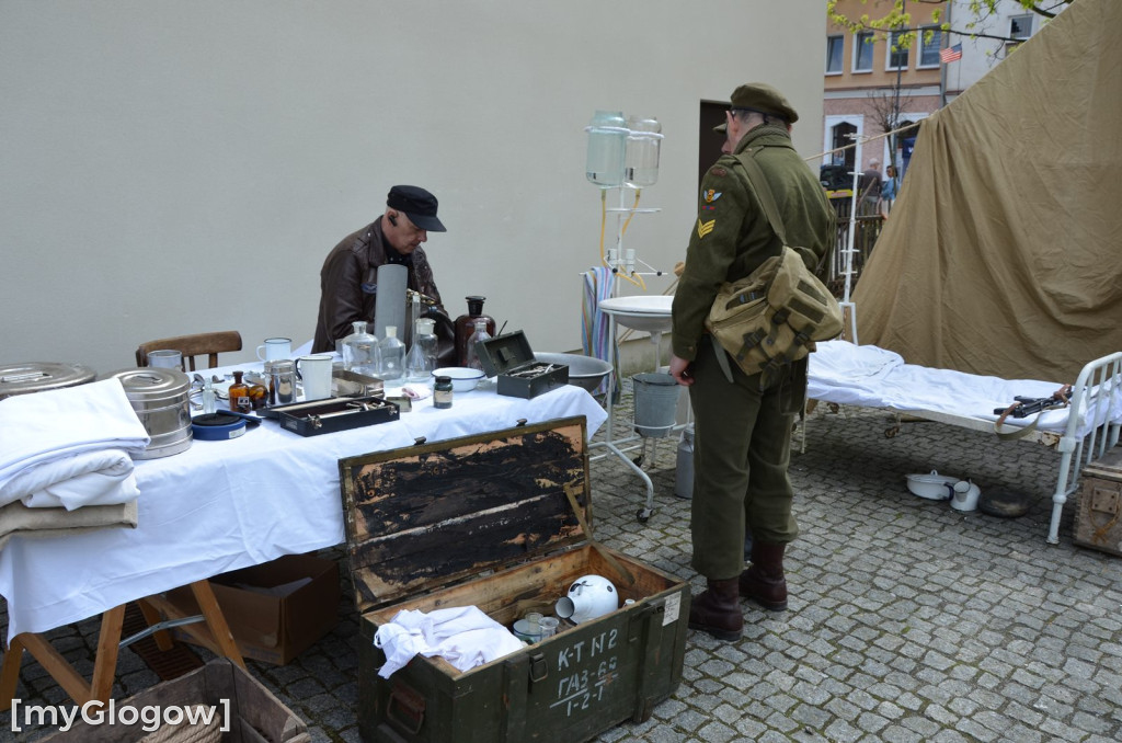 Huk wystrzałów, czarny dym i tłumy pod głogowskim ratuszem