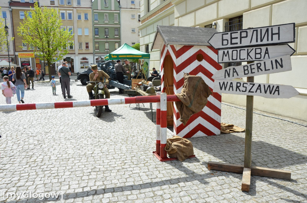 Huk wystrzałów, czarny dym i tłumy pod głogowskim ratuszem