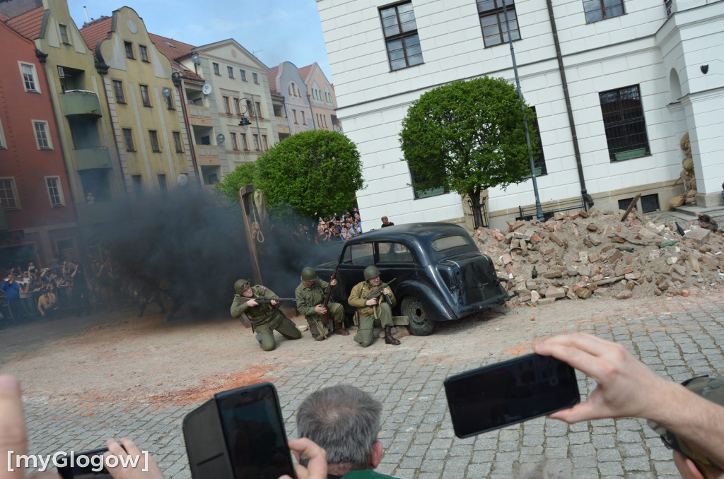 Huk wystrzałów, czarny dym i tłumy pod głogowskim ratuszem