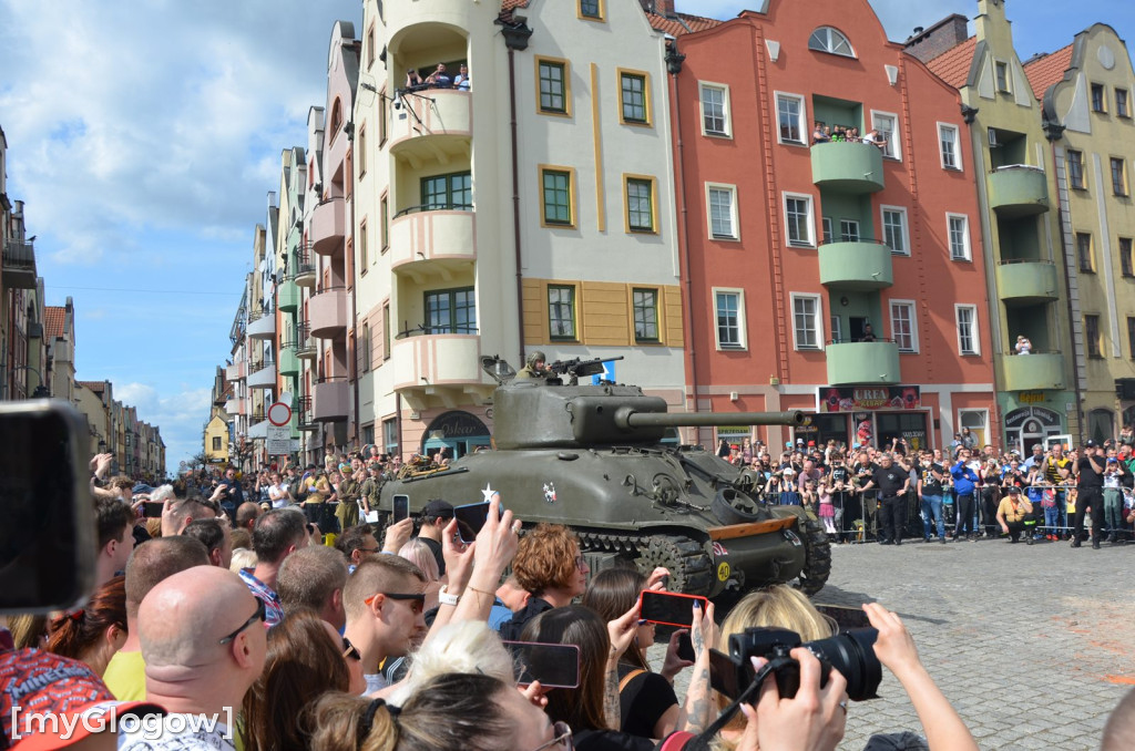 Huk wystrzałów, czarny dym i tłumy pod głogowskim ratuszem