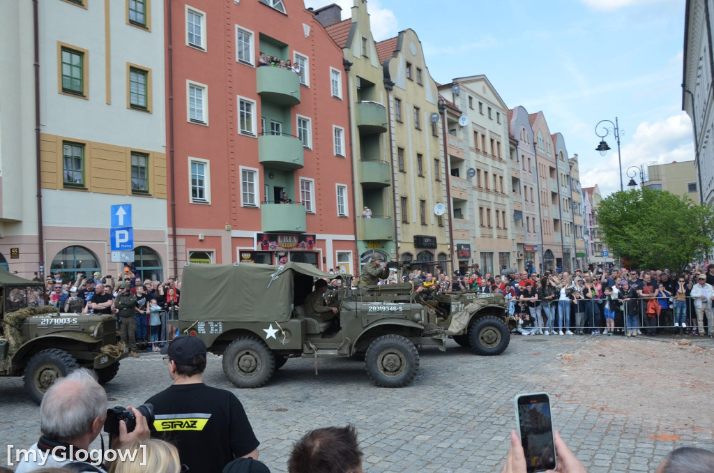 Huk wystrzałów, czarny dym i tłumy pod głogowskim ratuszem