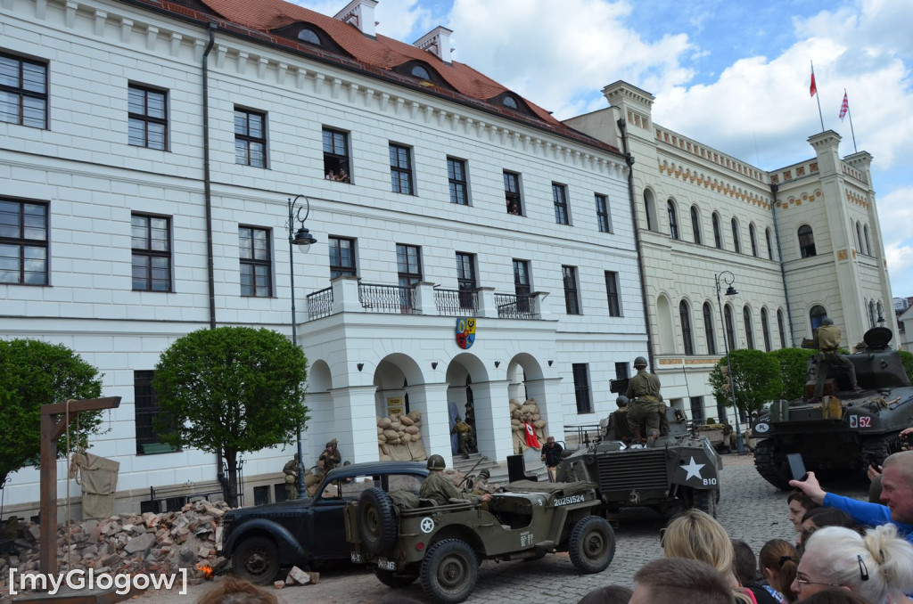 Huk wystrzałów, czarny dym i tłumy pod głogowskim ratuszem