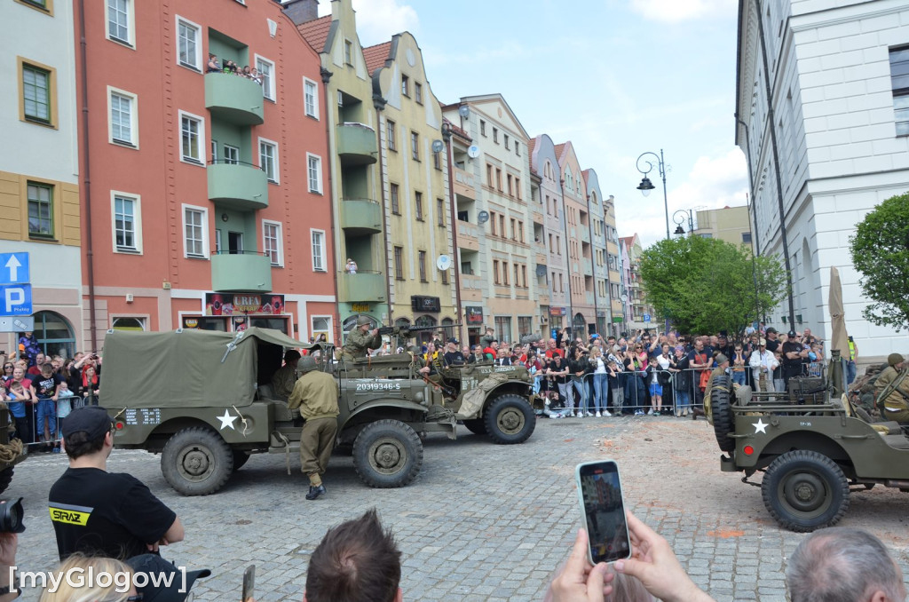 Huk wystrzałów, czarny dym i tłumy pod głogowskim ratuszem