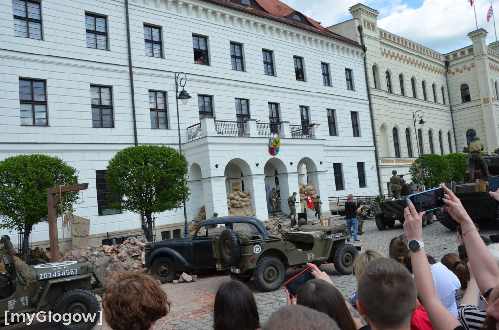 Huk wystrzałów, czarny dym i tłumy pod głogowskim ratuszem