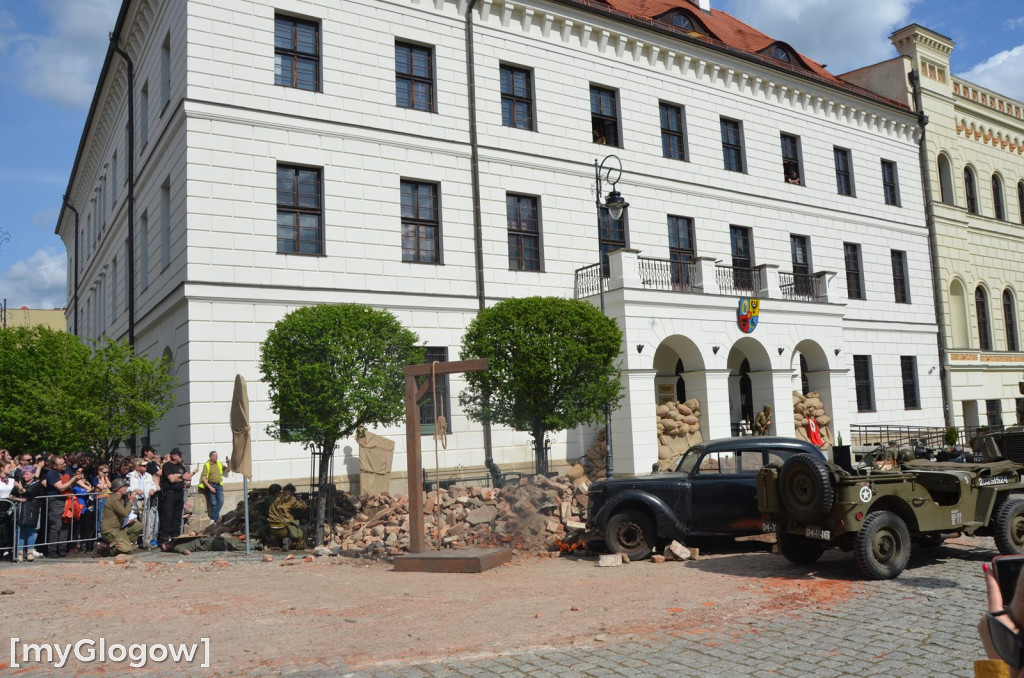 Huk wystrzałów, czarny dym i tłumy pod głogowskim ratuszem