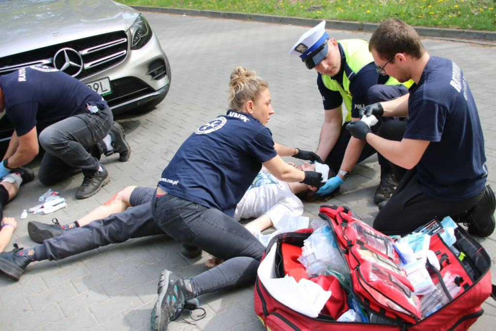 W Sławie potrącone rowerzystki, rozbite auto i dryfujący nurek