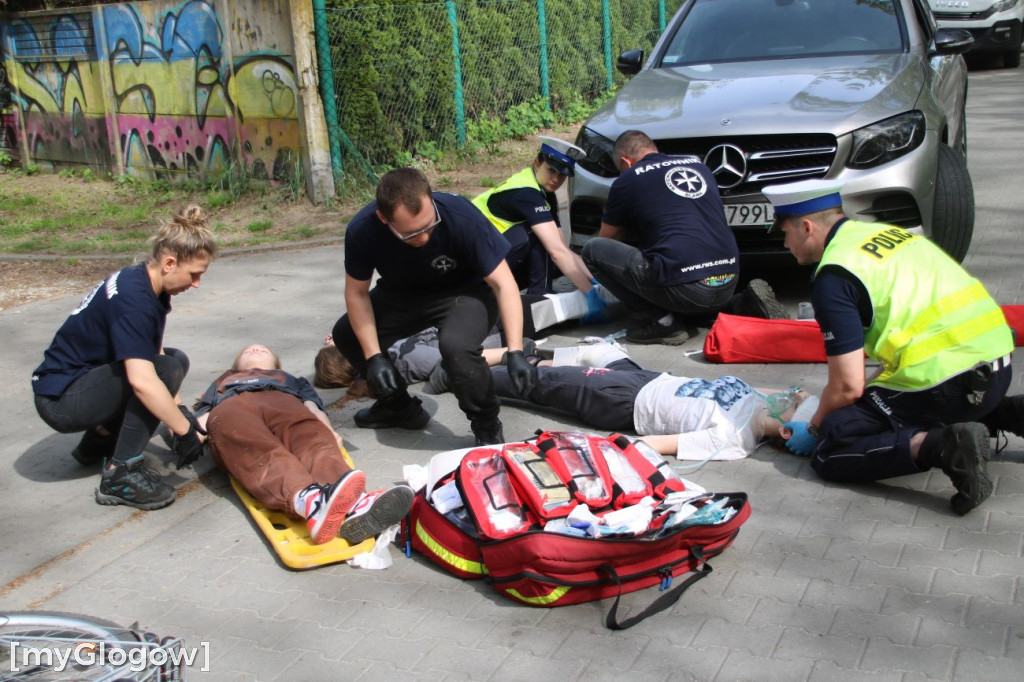 W Sławie potrącone rowerzystki, rozbite auto i dryfujący nurek