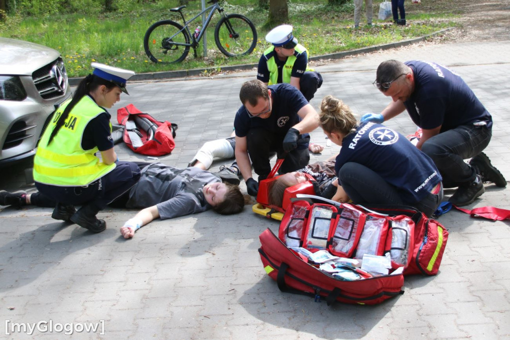 W Sławie potrącone rowerzystki, rozbite auto i dryfujący nurek