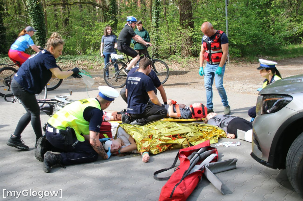 W Sławie potrącone rowerzystki, rozbite auto i dryfujący nurek